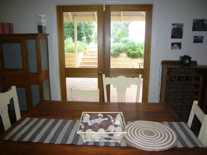 16 Albert St, Clare SA 5453