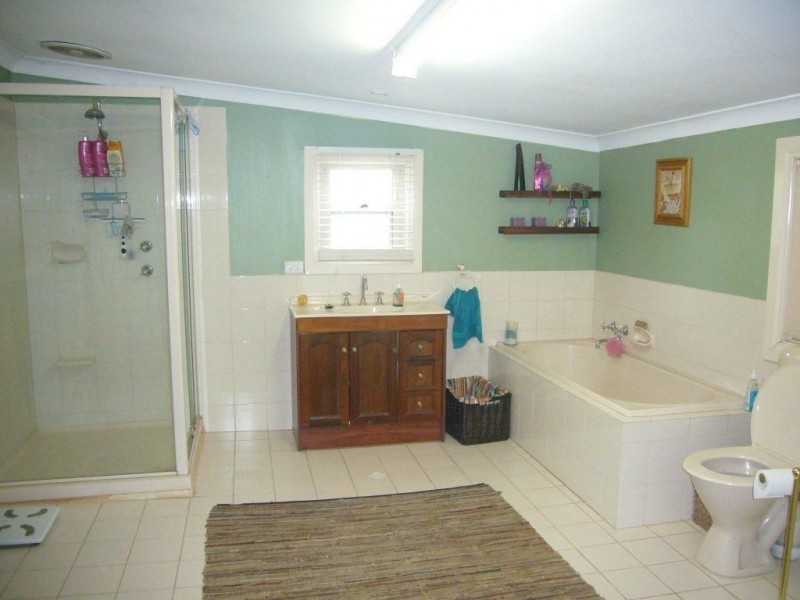 16 Albert St, Clare SA 5453