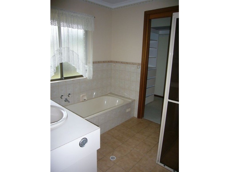 25 Second St, Owen SA 5460