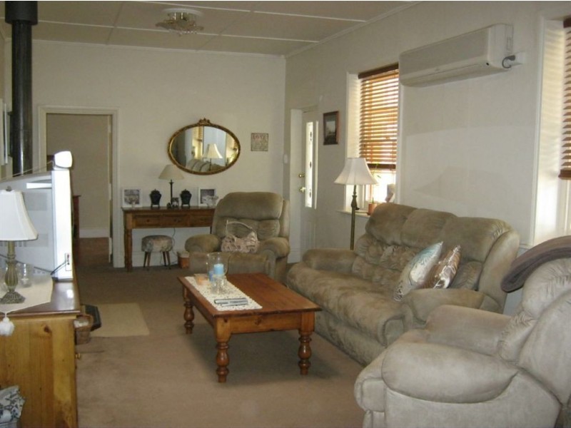 8 Railway Terrace, Riverton SA 5412