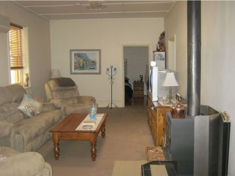 8 Railway Terrace, Riverton SA 5412