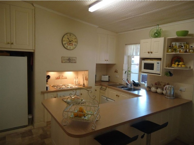 8 Railway Terrace, Riverton SA 5412