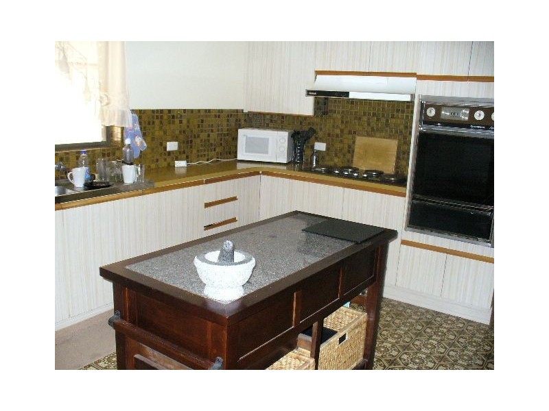 7 Pollock Cres, Clare SA 5453