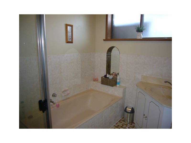 7 Pollock Cres, Clare SA 5453