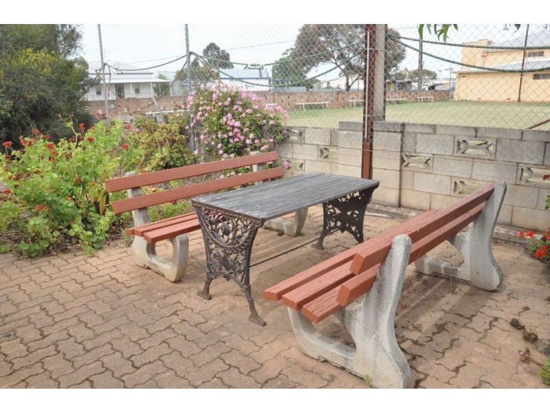 1-4 High St, Gladstone SA 5473