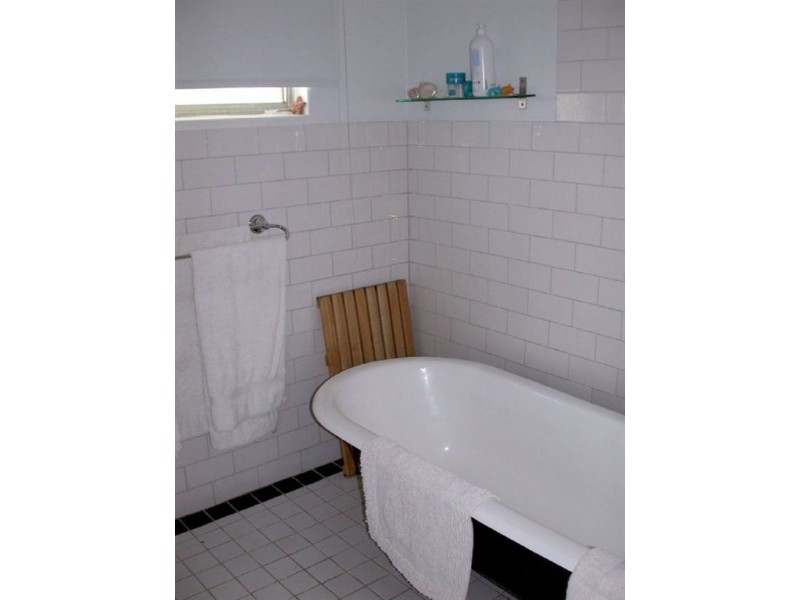 18 Harriett St, Clare SA 5453