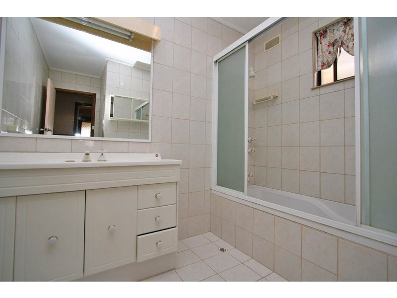 9 Broughton Road, Elizabeth Vale SA 5112