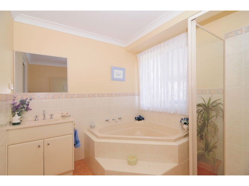 9 Jade Place, Meroo Meadow NSW 2540