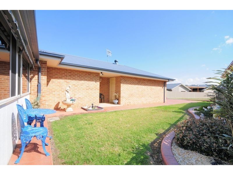 9 Jade Place, Meroo Meadow NSW 2540