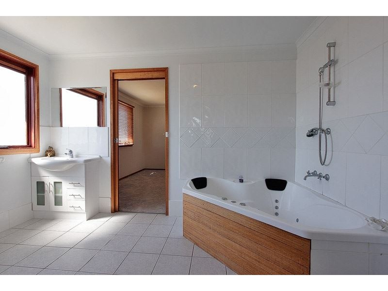 18 Valley Road, Devonport TAS 7310