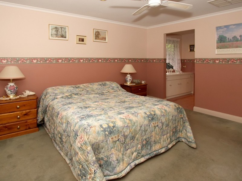 18 Outlook Drive, Aberfoyle Park SA 5159