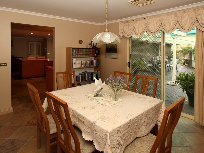 18 Outlook Drive, Aberfoyle Park SA 5159