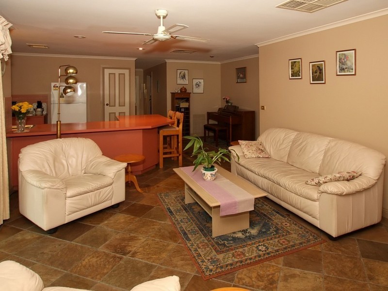 18 Outlook Drive, Aberfoyle Park SA 5159