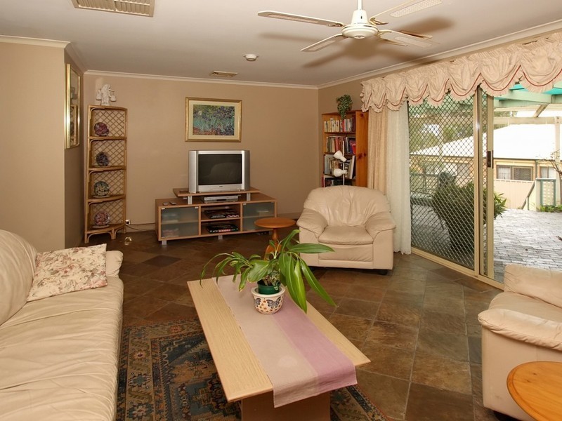 18 Outlook Drive, Aberfoyle Park SA 5159