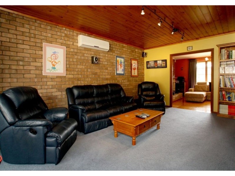 8 Wyndham Drive, Coromandel Valley SA 5051