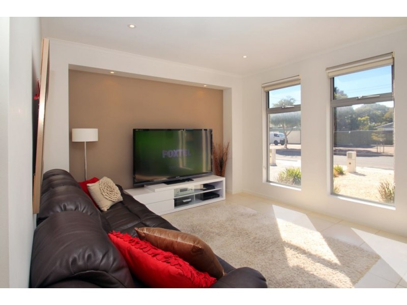 25 Parsons Grove, Park Holme SA 5043