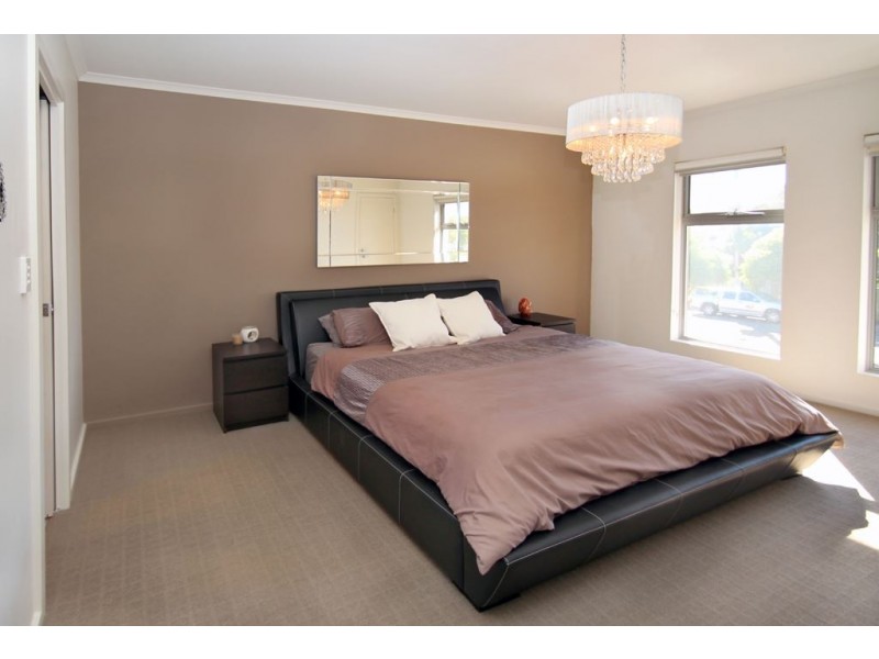 25 Parsons Grove, Park Holme SA 5043