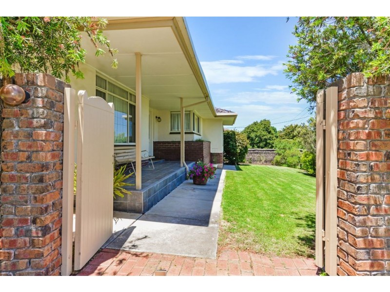 1 St Georges Terrace, Bellevue Heights SA 5050