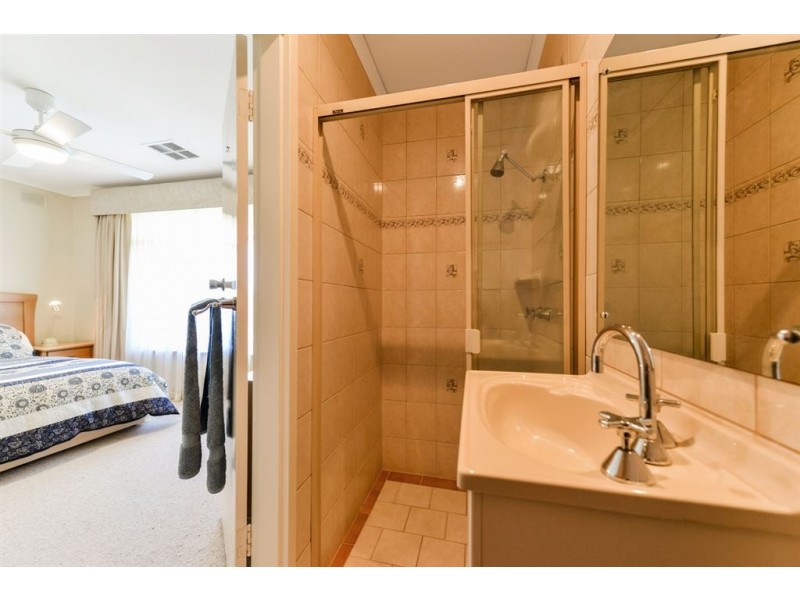 1 St Georges Terrace, Bellevue Heights SA 5050