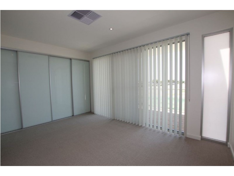 30 Karka Cove, New Port SA 5015