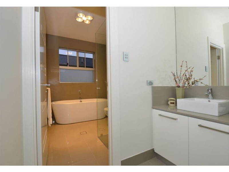 18 Seaview Road, Tennyson SA 5022