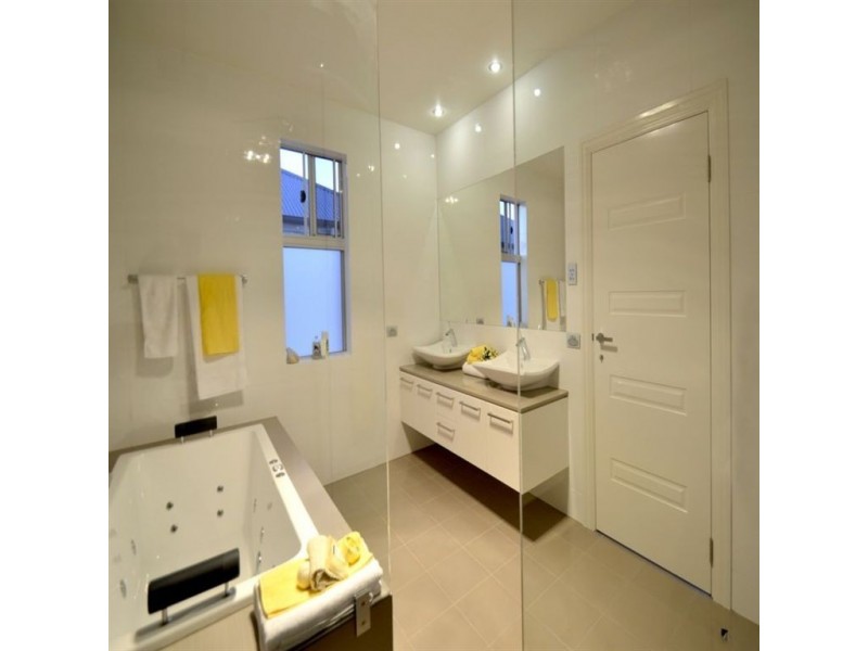 18 Seaview Road, Tennyson SA 5022