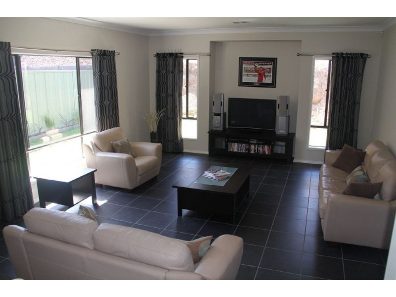 2 Palani Ct, Mawson Lakes SA 5095