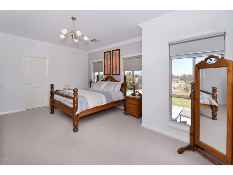 21a Nambour Crescent, West Lakes Shore SA 5020