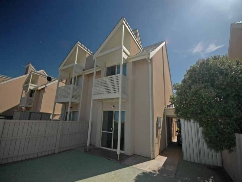 7/4 Gulf Point Drive, North Haven SA 5018