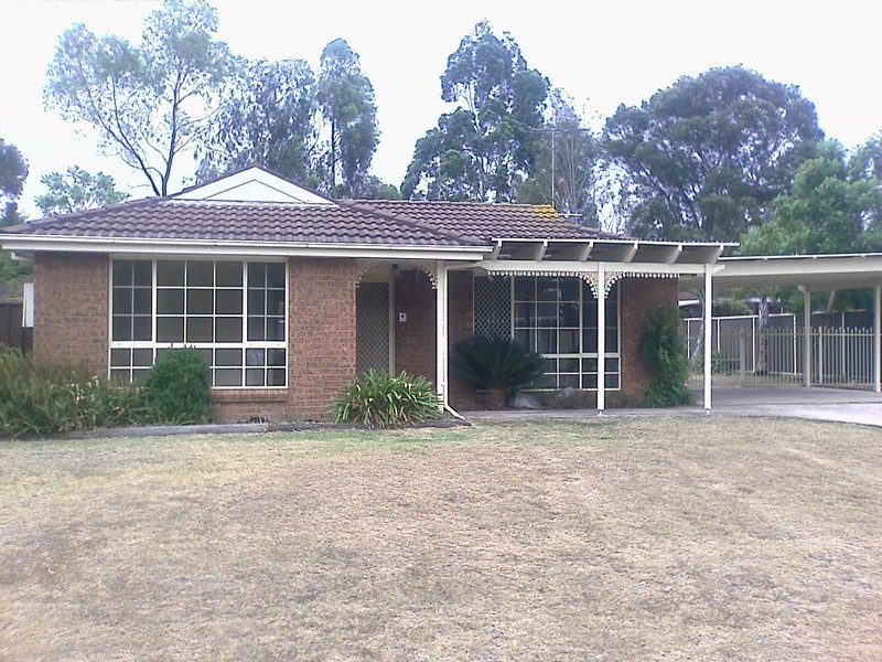 35 Oswald Cres, Rosemeadow NSW 2560