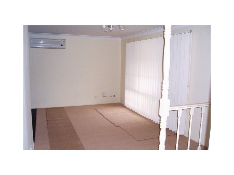 35 Oswald Cres, Rosemeadow NSW 2560