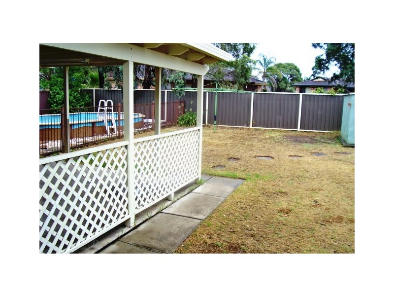 35 Oswald Cres, Rosemeadow NSW 2560