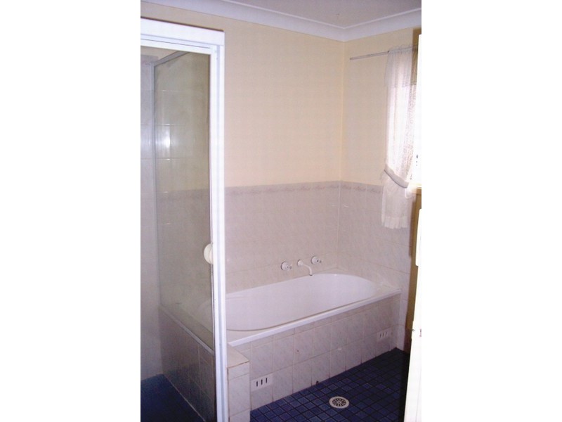 35 Oswald Cres, Rosemeadow NSW 2560