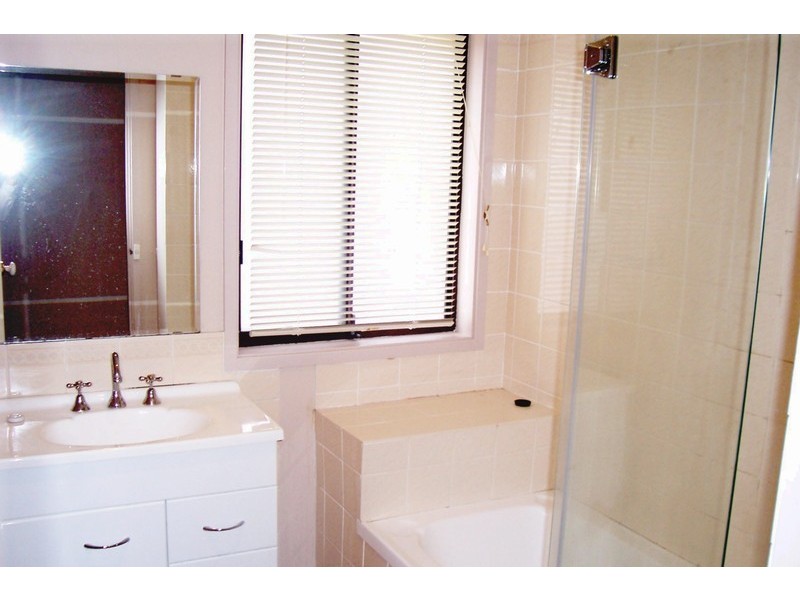 9 Roderigo Cl, Rosemeadow NSW 2560