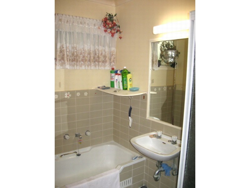 24 Barcoo Ave, Leumeah NSW 2560