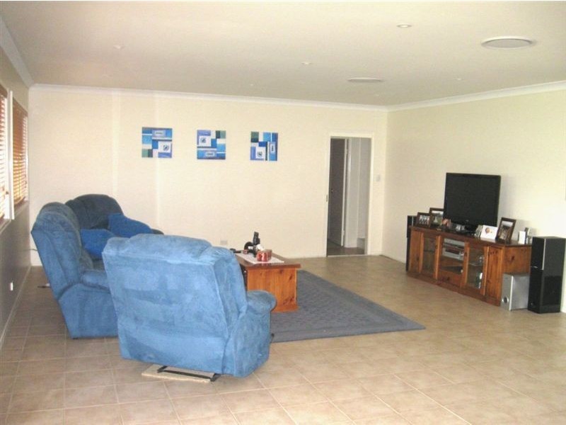 29 Sebastian Ave, Rosemeadow NSW 2560