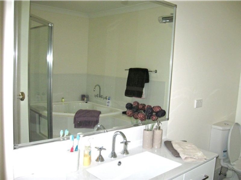 29 Sebastian Ave, Rosemeadow NSW 2560