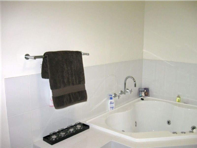 29 Sebastian Ave, Rosemeadow NSW 2560