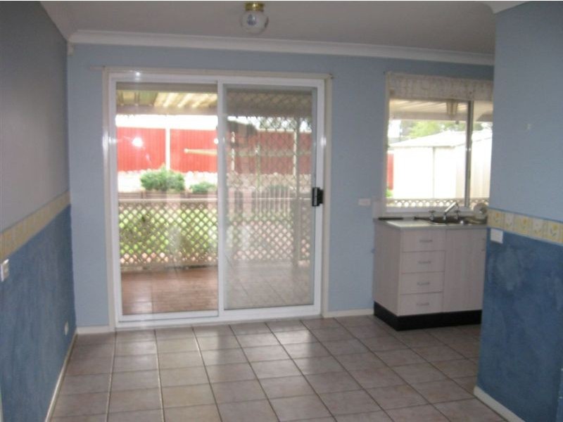 28 Mackillop Cres, St Helens Park NSW 2560