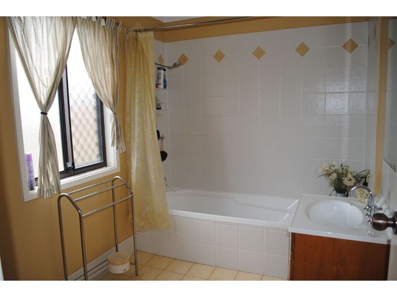 16 Guise Rd, Bradbury NSW 2560