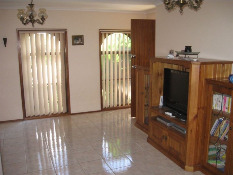 18 Wintaroo Cres, St Helens Park NSW 2560
