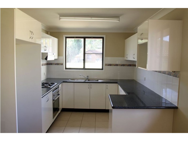 2a Mongon Pl, St Helens Park NSW 2560