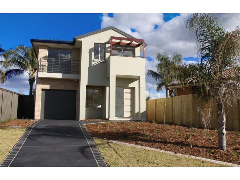 2B Mongon Pl, St Helens Park NSW 2560