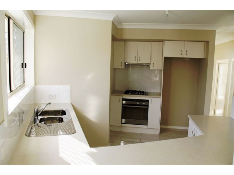 2B Mongon Pl, St Helens Park NSW 2560