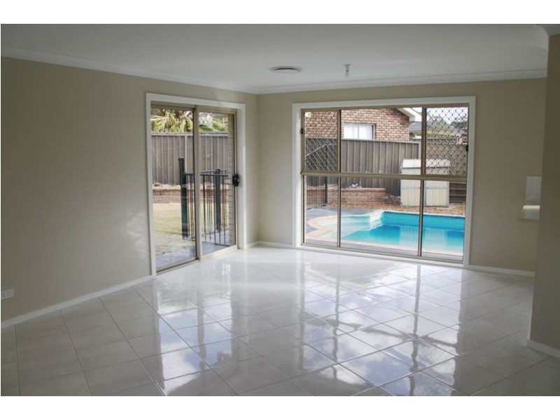 2B Mongon Pl, St Helens Park NSW 2560