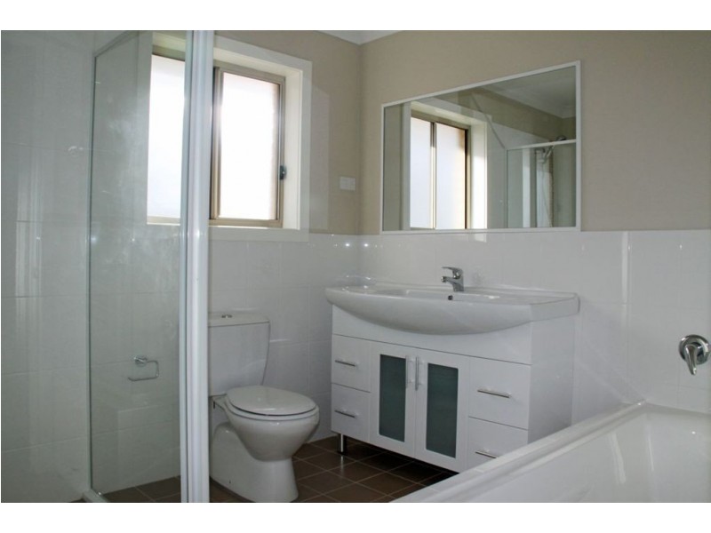 2B Mongon Pl, St Helens Park NSW 2560