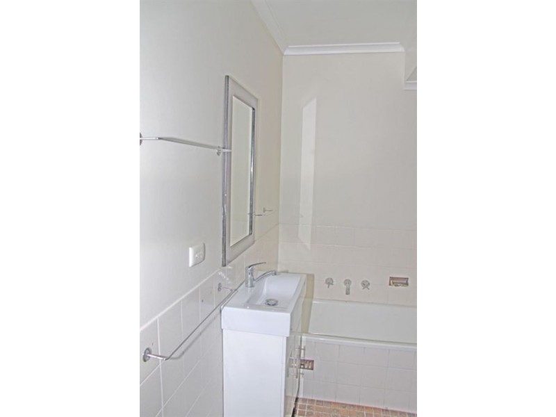 8/42 Woodhouse Dr, Ambarvale NSW 2560