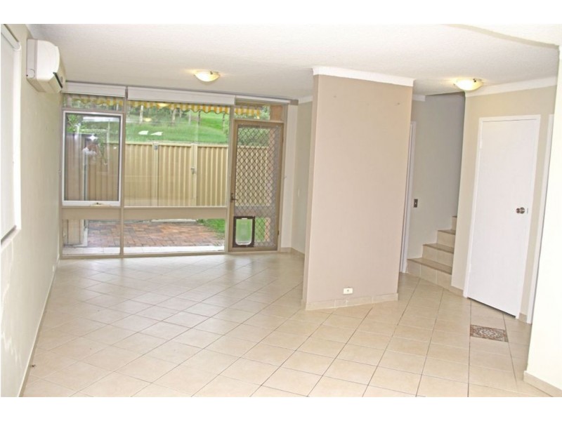 8/42 Woodhouse Dr, Ambarvale NSW 2560