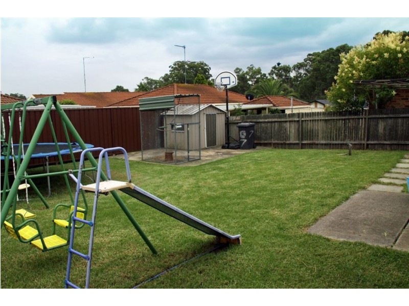4 Moncreiff pl, St Helens Park NSW 2560