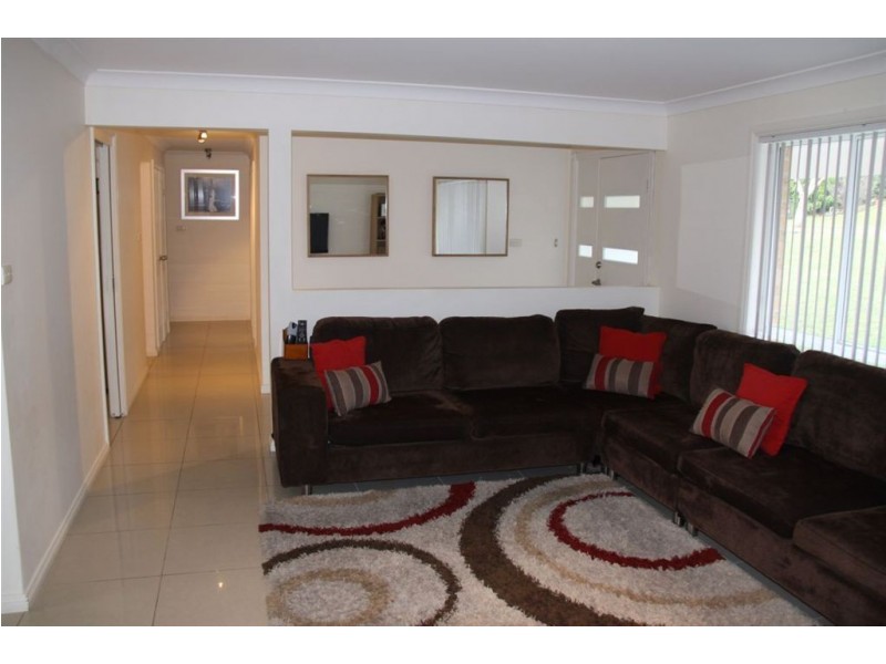 18 Garonne Street, Kearns NSW 2558